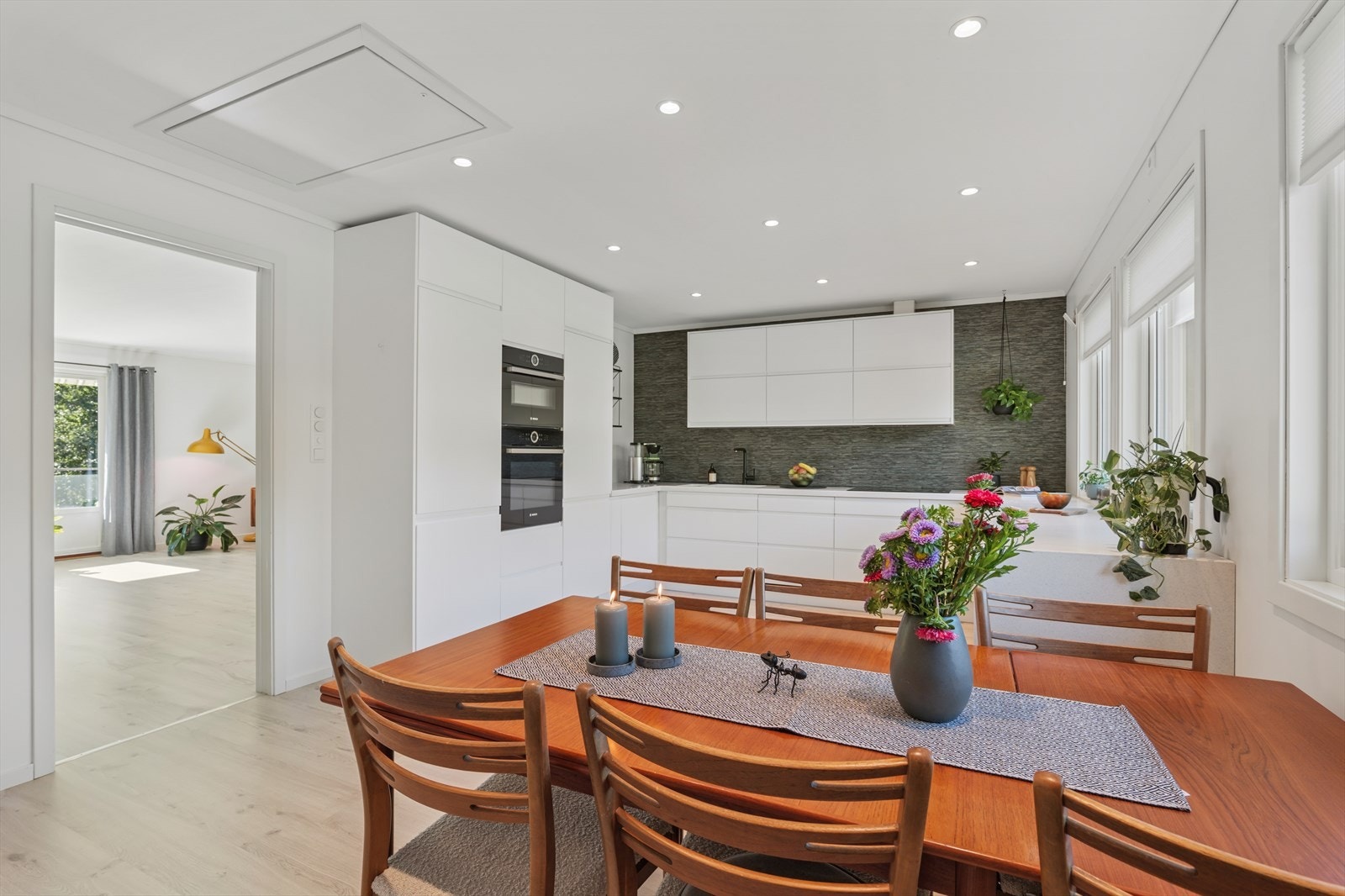 Kjøkkenet er romslig med god plass til spisestue med plass til hele familien til hyggelig måltider. Galleribilde