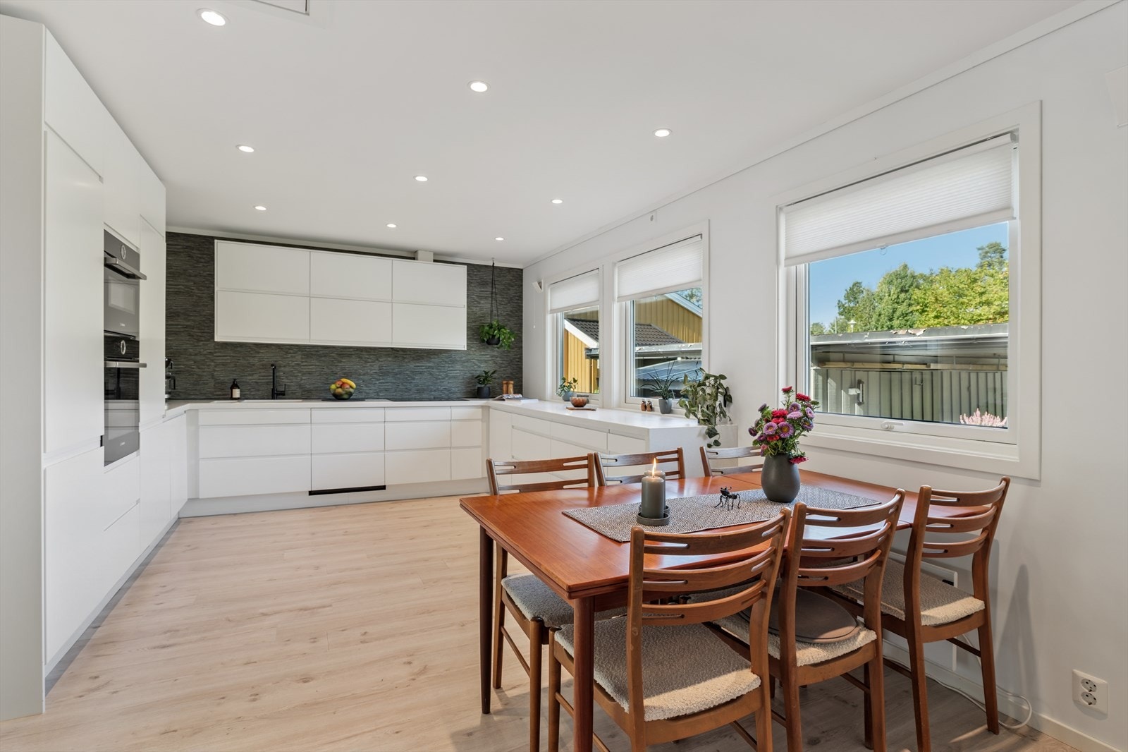 Stort og delikat kjøkken, som utgjør et fantastisk allerom - her er det god plass til store og små! Galleribilde