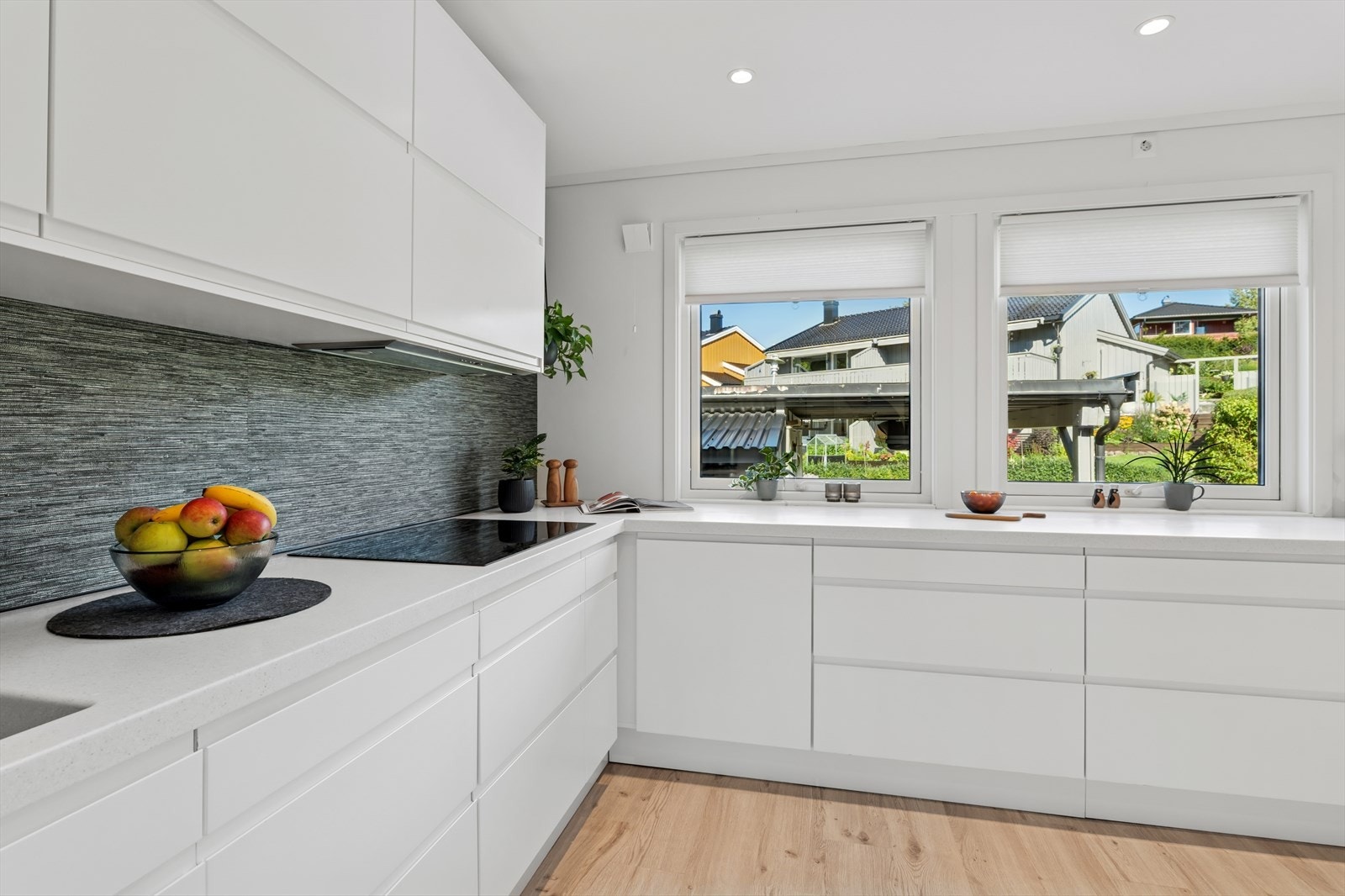 Det er rikelig med skap- og benkeplass. Galleribilde