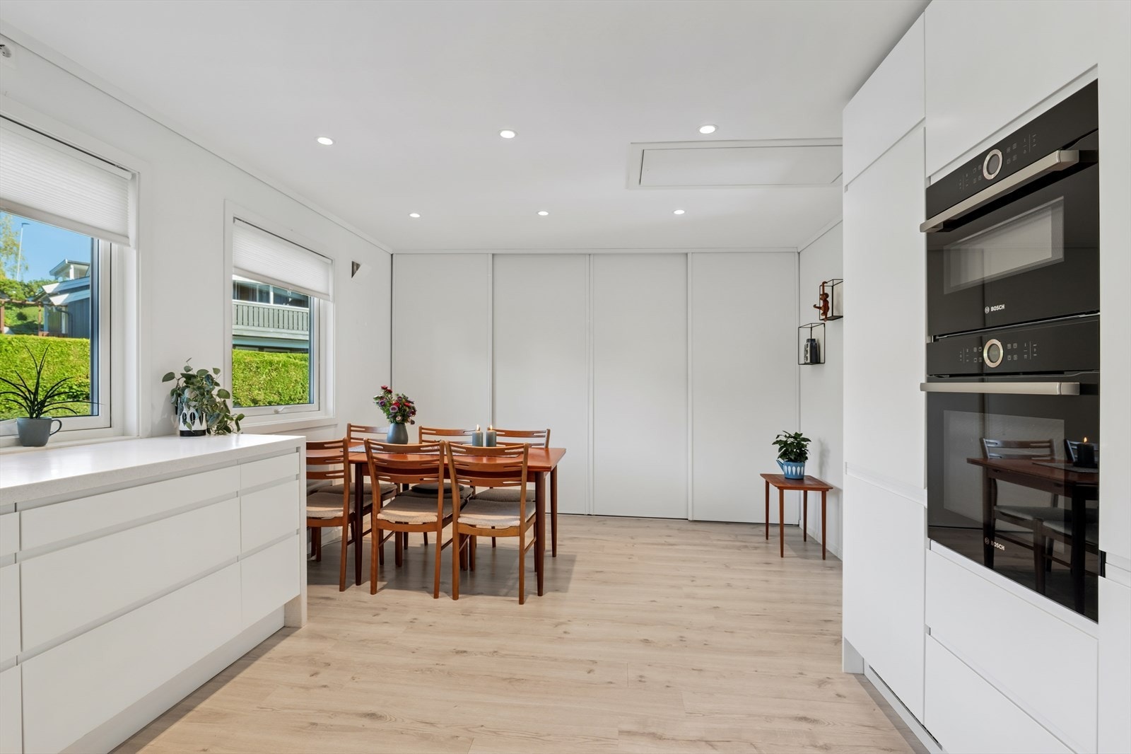 Hel vegg med skyvedørsfronter gjør at man får ekstra god oppbevaringsplass. Galleribilde