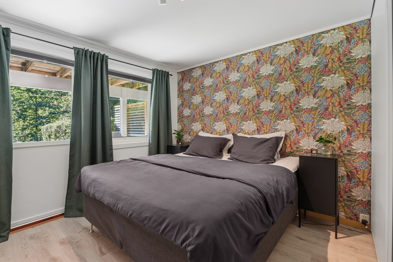 Det er tre soverom i boligen, hvorav ett p.t. ikke er godkjent. Fra hovedsoverom med utgang til terrasseplattingen. Galleribilde