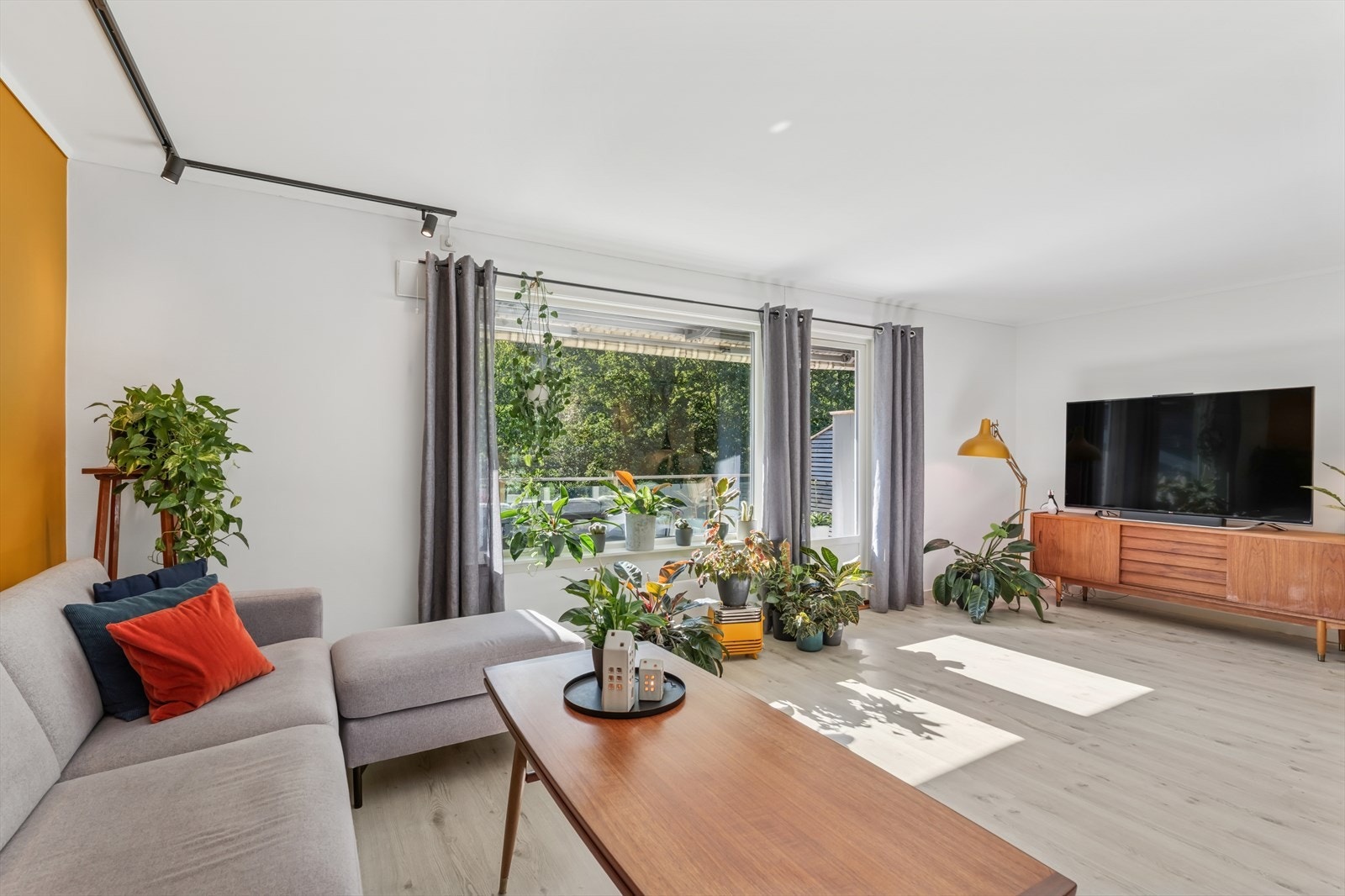 Fra stuen er det utgang til en hyggelig balkong. Galleribilde