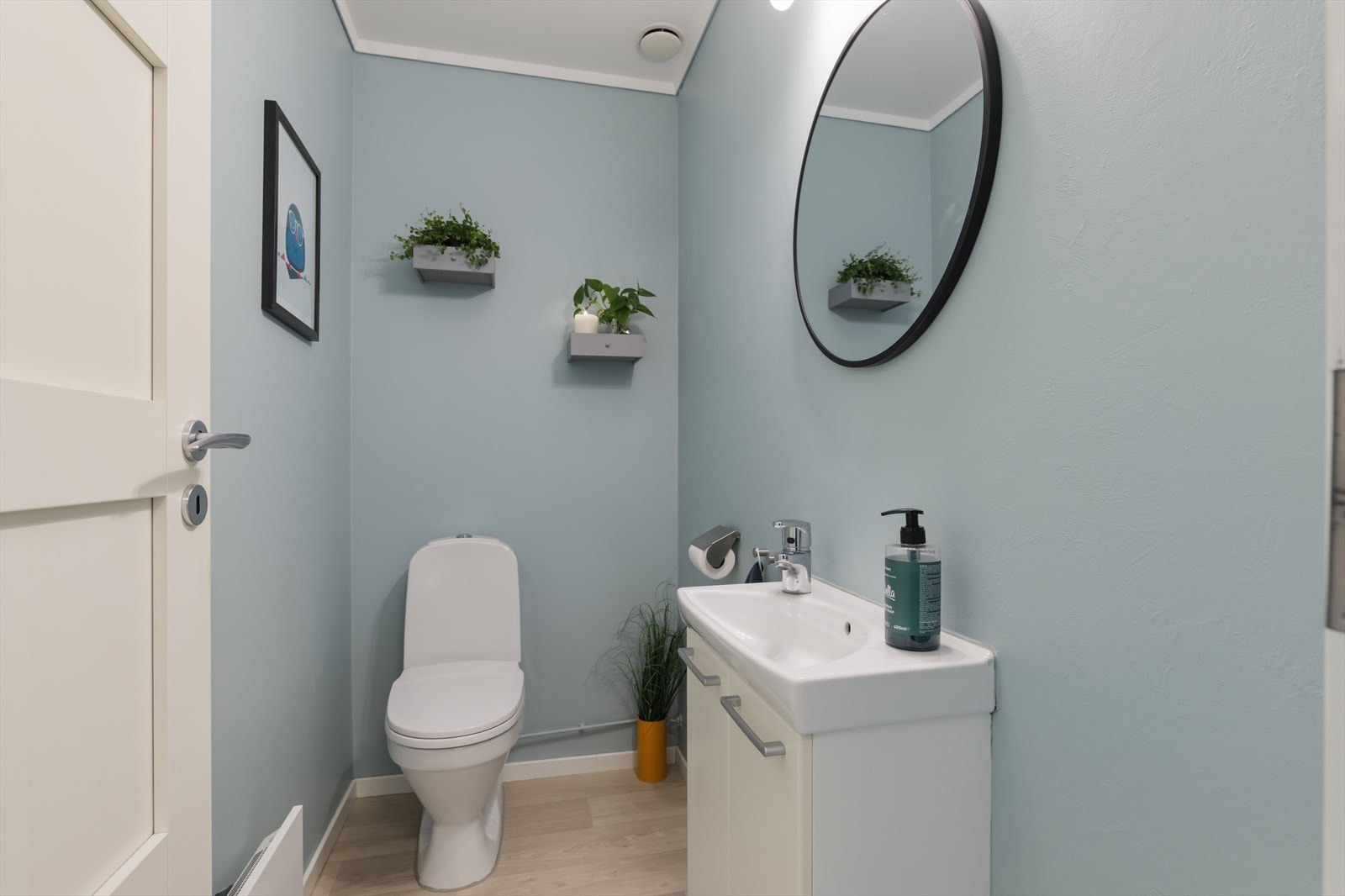 Praktisk toalett rom i underetasjen. Galleribilde