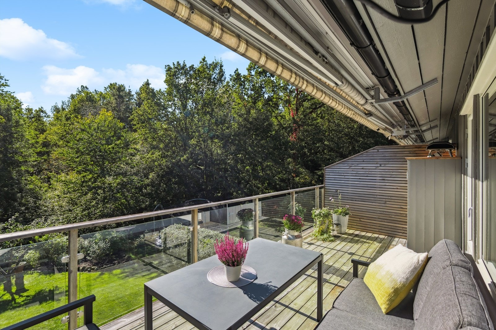 Fra stuen er det utgang til en stor, deilig terrasse hvor solen kan nytes fra formiddagen og utover kvelden. Galleribilde