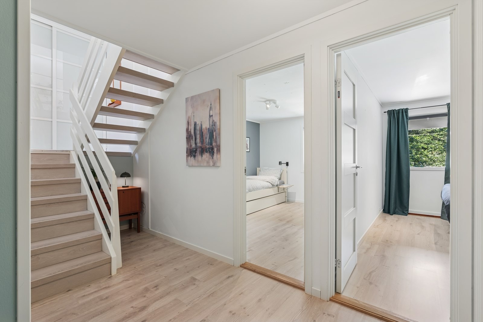 Trappen ned til underetasjen, hvor soverom og våtrom befinner seg. Galleribilde