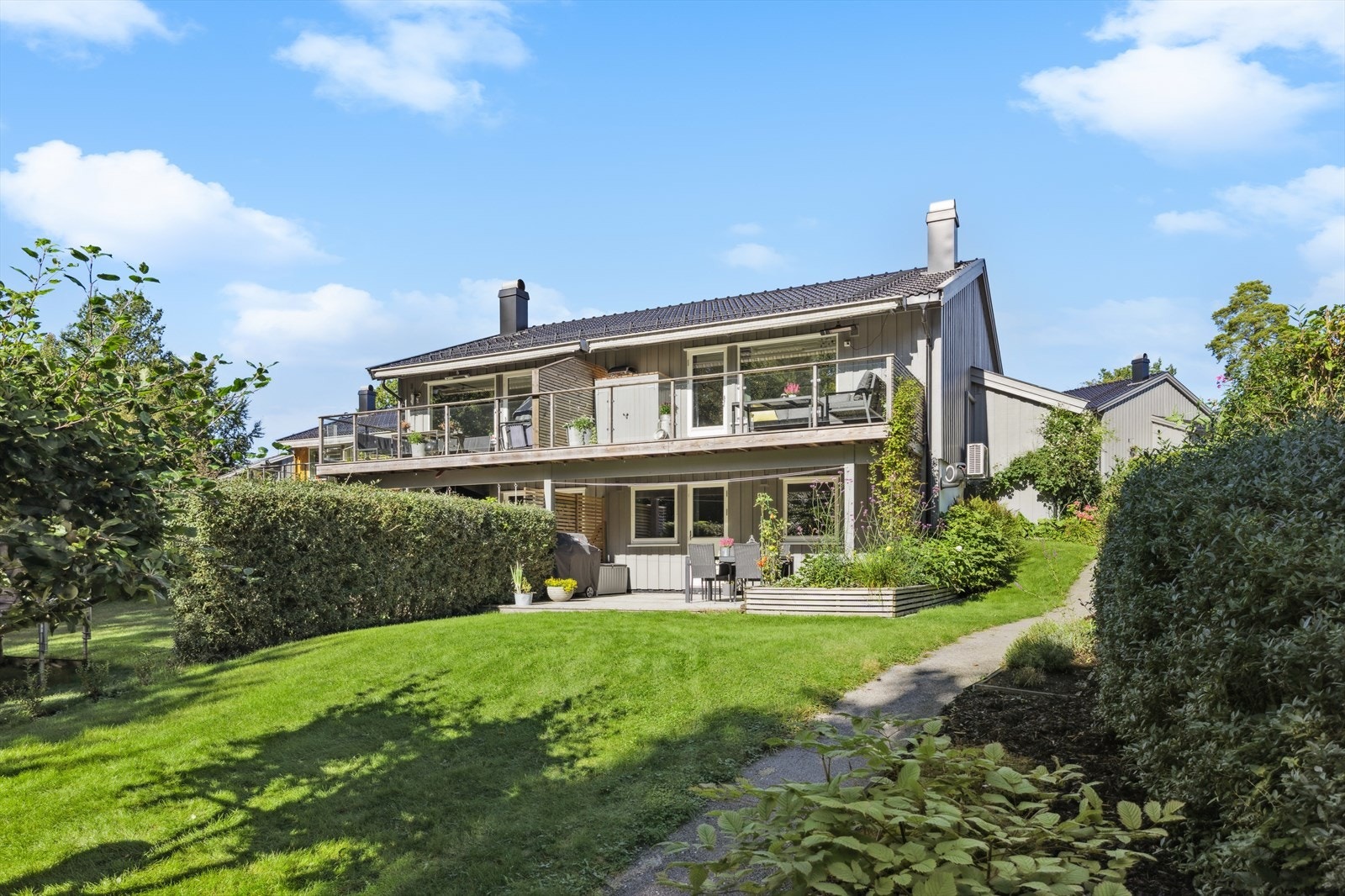 Velstelt bolig med fin hage og romslige balkonger - perfekt for både avslapning og sosiale stunder. Galleribilde