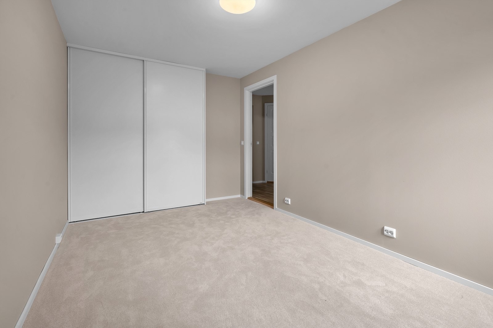 Soverom 1 med stor skyvedørsgarderobe Galleribilde