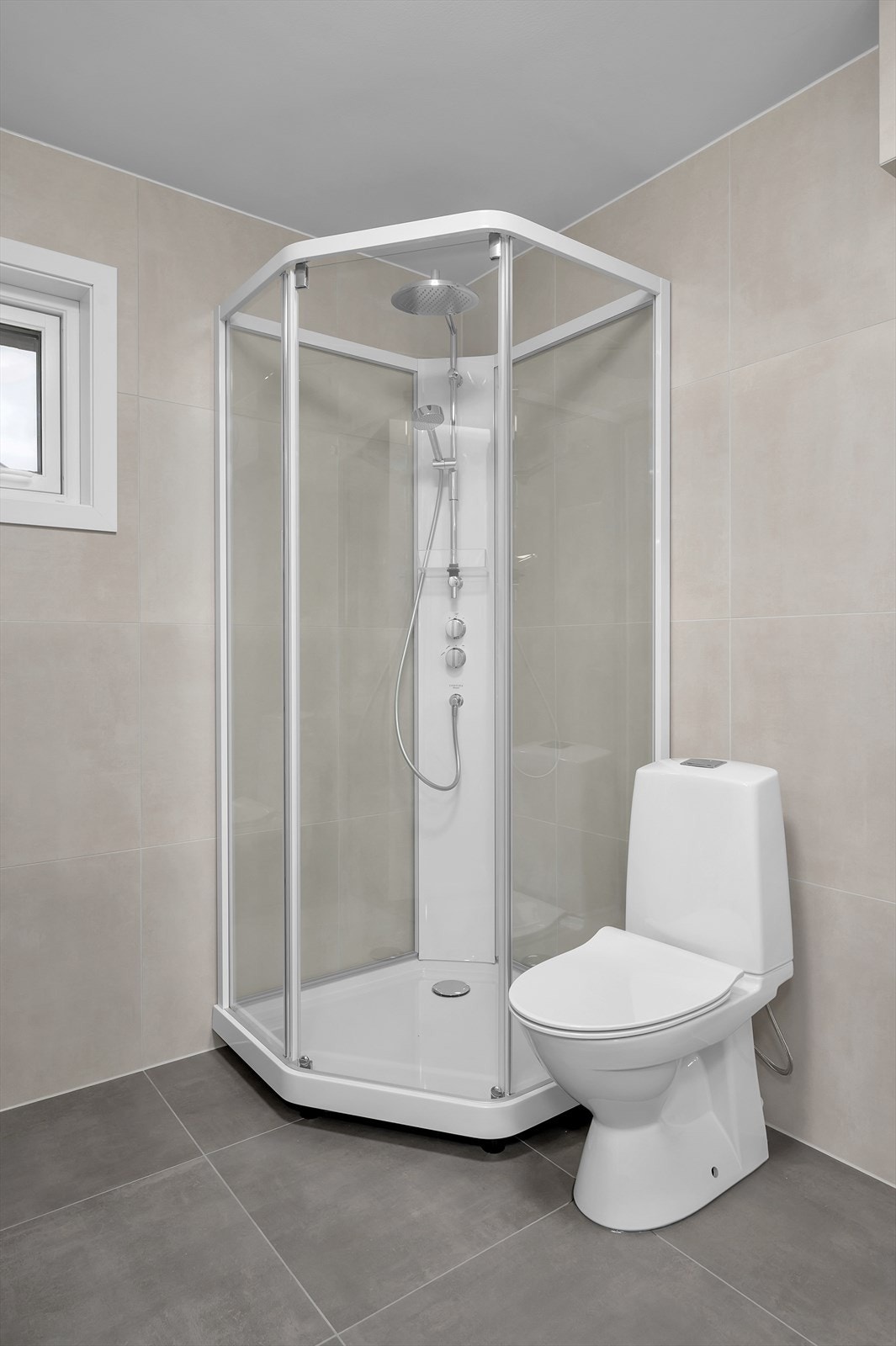 Lekker baderom med flislagte vegger og gulv Galleribilde