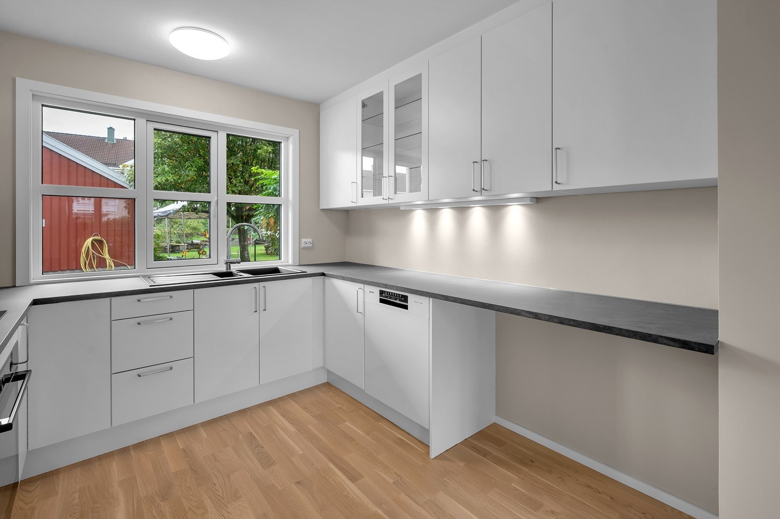 Flott og tidløs kjøkkeninnredning med god- skap- og benkeplass Galleribilde