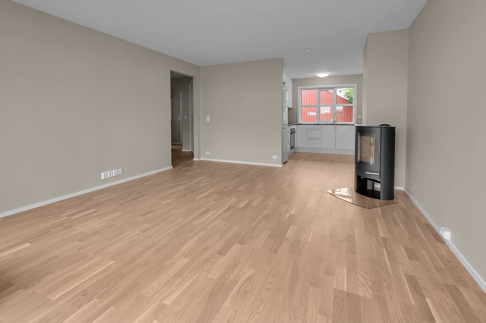 Det er delvis åpen løsning mellom stue og kjøkken Galleribilde