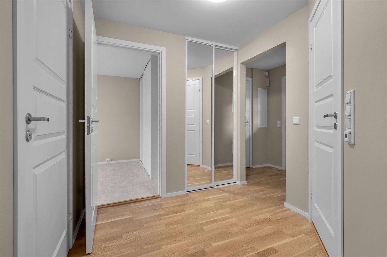 mellomgang med skyvedørsgarderobe Galleribilde