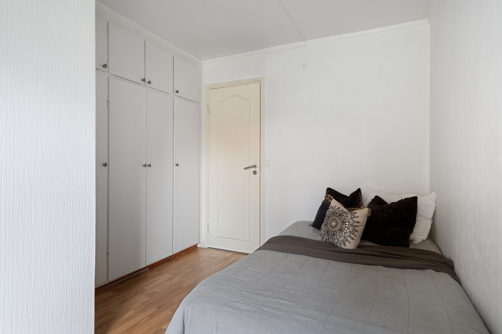 Soverom 2 innredet med plassbygget skap. Galleribilde