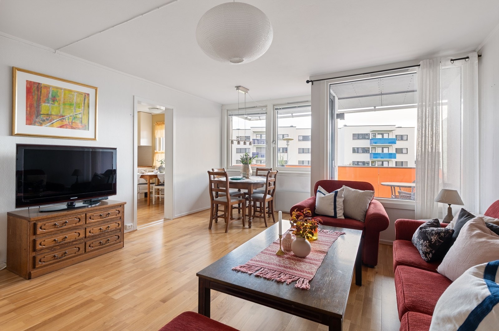 En lys og innbydende 3-roms leilighet med flere moderniseringer i senere tid. Sentral beliggenhet med nærhet til høyskolene på Kallerud og til sentrum. Galleribilde