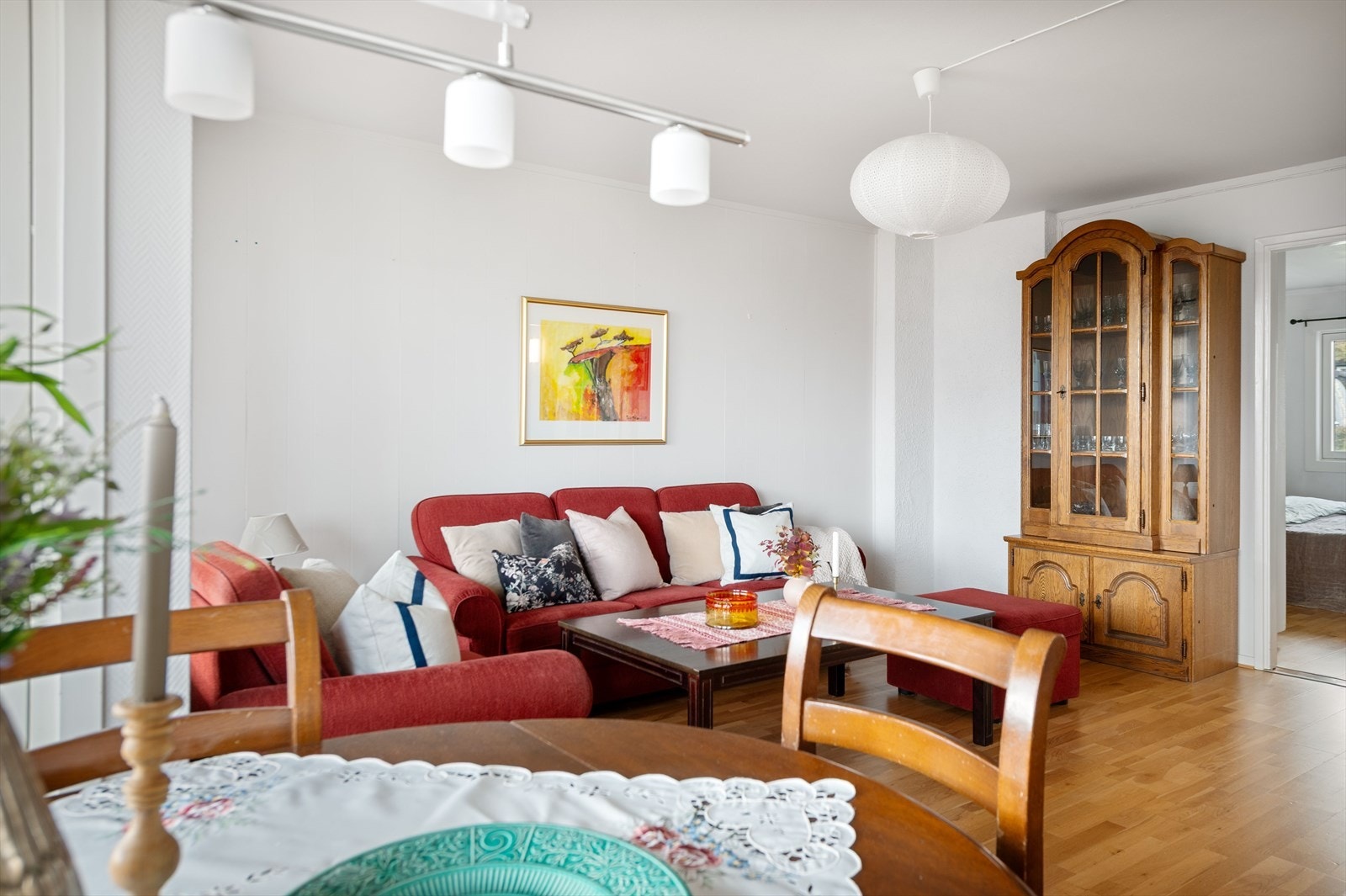 Stuen har store vindusoverflater som slipper inn godt naturlig dagslys. Galleribilde