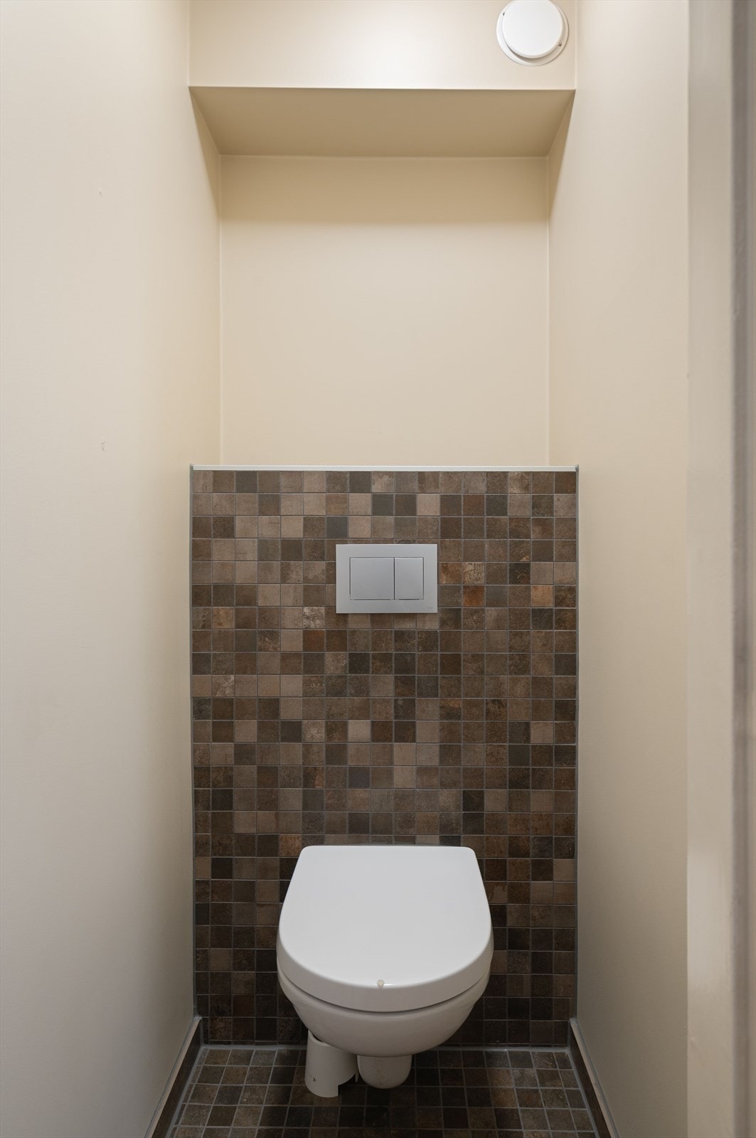 Toalettrom oppgradert i 2021 og er innredet med vegghengt toalett. Galleribilde