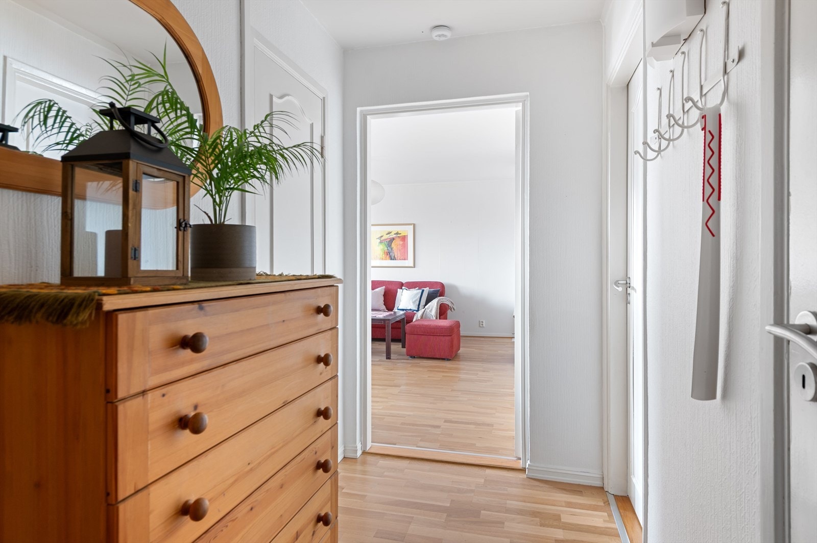 Lys gang med plass til garderobe for oppbevaring. Galleribilde