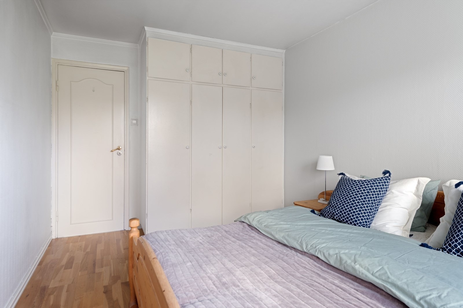 Soverom 1 med god plass til møblement med plassbygget skap. Galleribilde