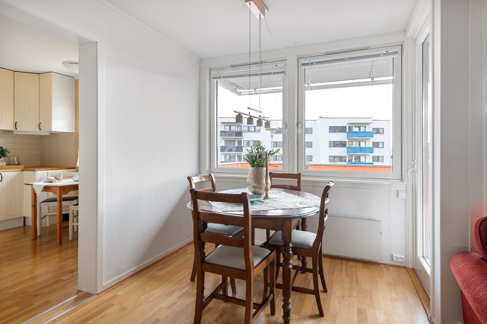 Rommet gir fin plass til spisebord. Galleribilde