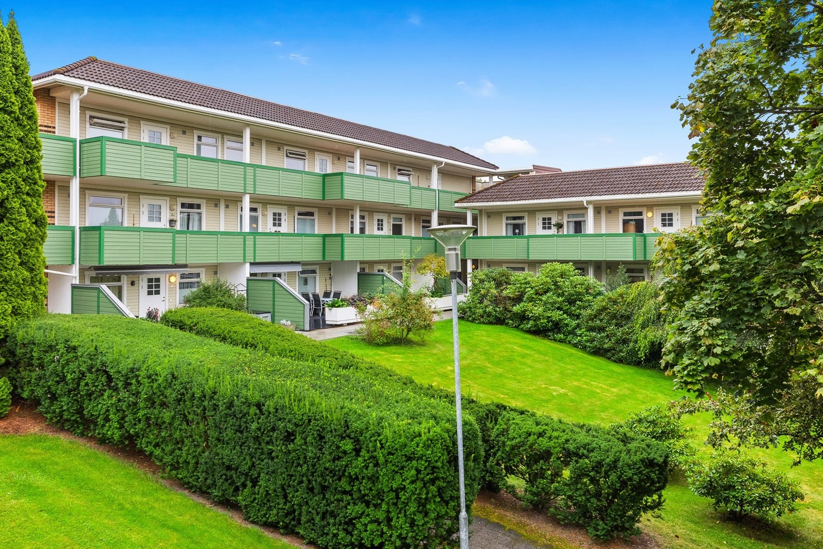 Velkommen til Sandesundsveien 35. Sameiet har et pent og koselig atrium med grøntarealer. Galleribilde