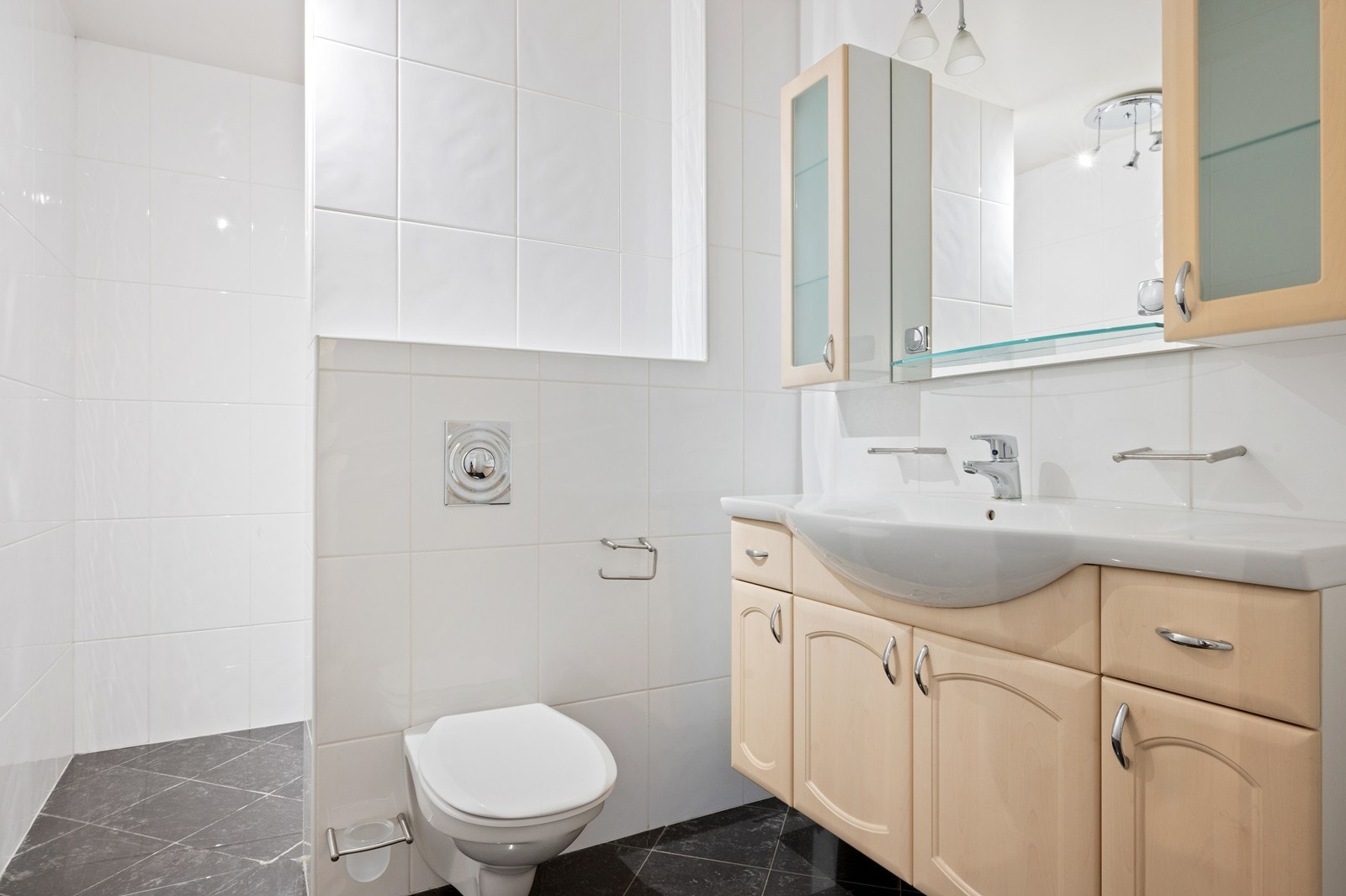 Baderommet har oppgarderte overflater fra 2002. Det er fliser på gulv og vegger, samt varmekabler i gulv. Galleribilde