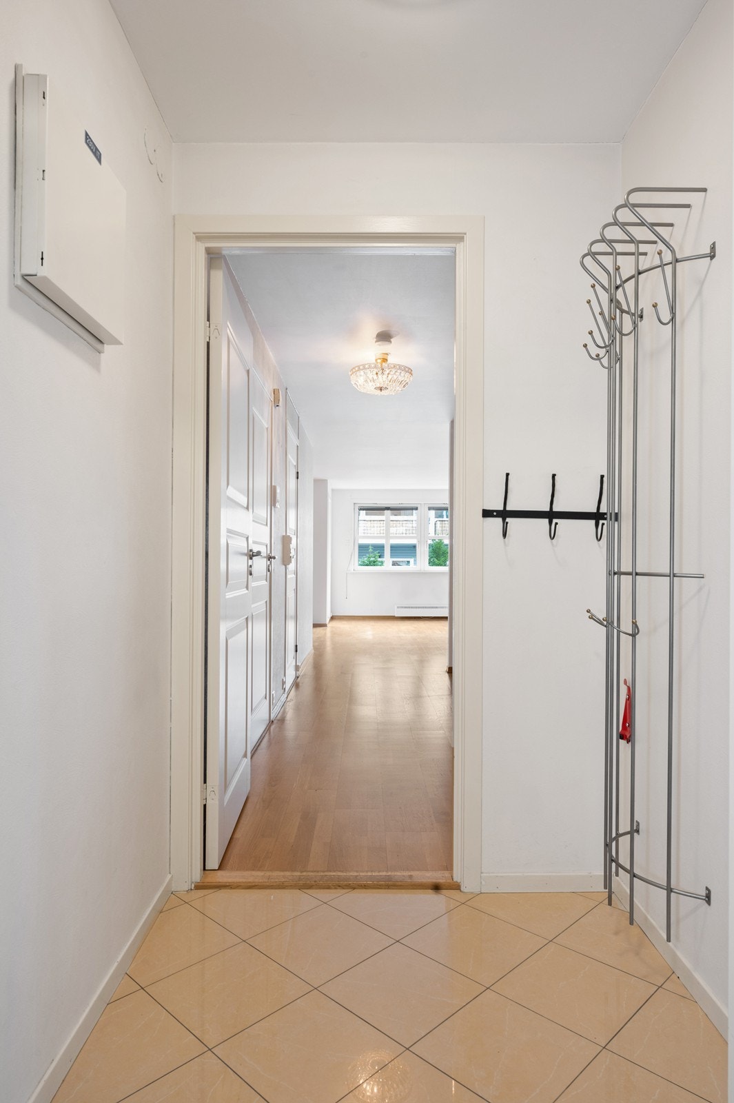 Leiligheten har en flislagt entré Galleribilde