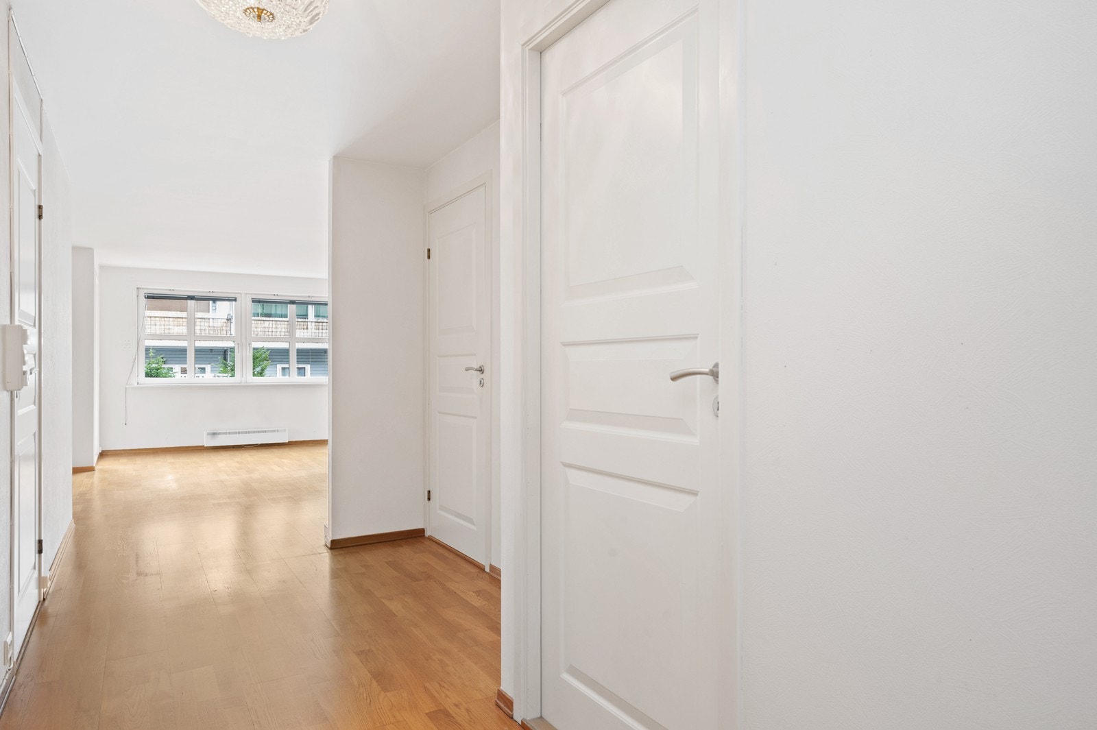 Fra gangen er det åpent inn til stuen og adkomst til badet, boden, kjøkkenet og et soverom. Galleribilde