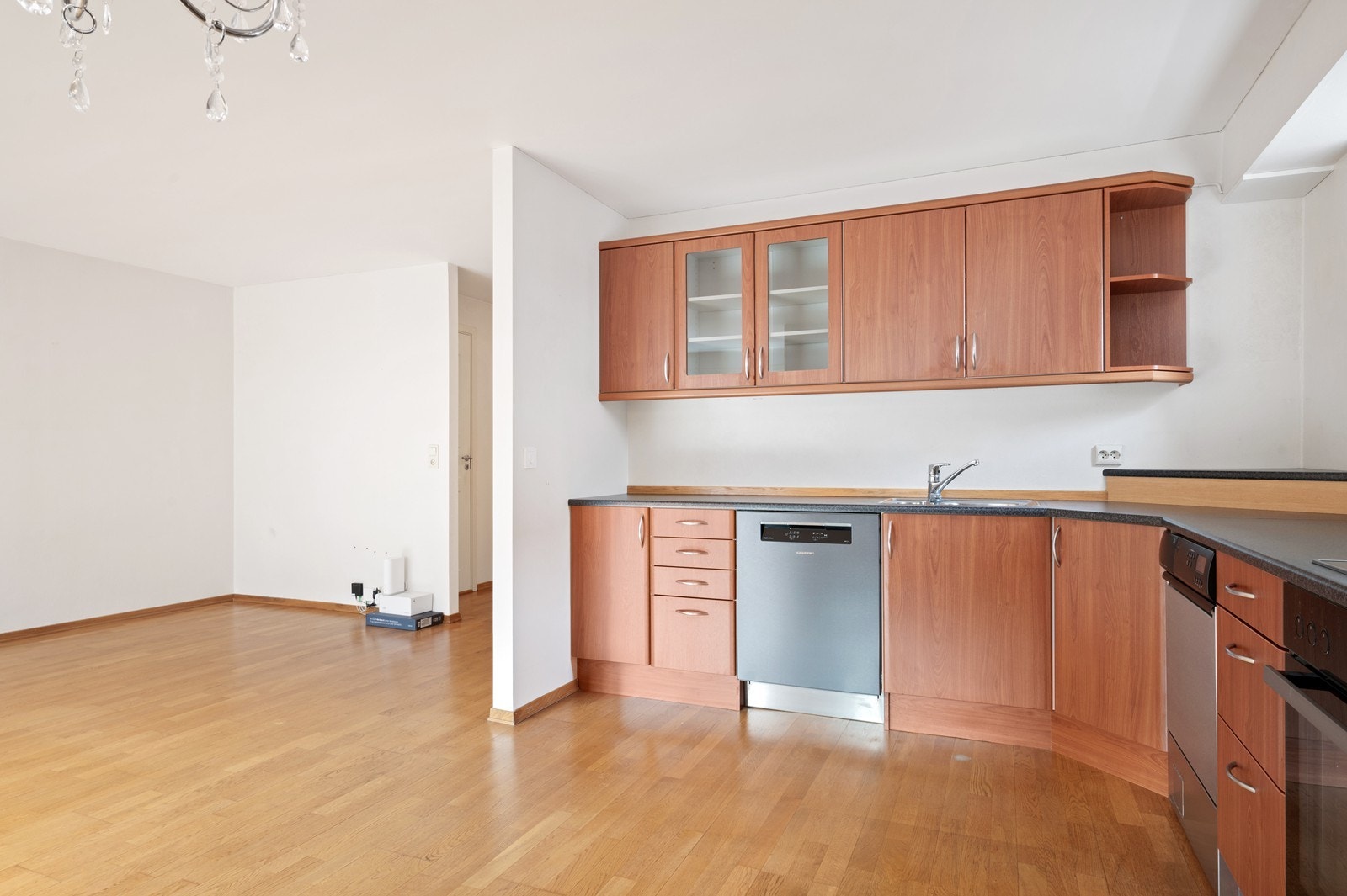 Kjøkkeninnredning er fra før 2007 og har foliert overskap og underskap. Benkeplaten er av laminat Galleribilde