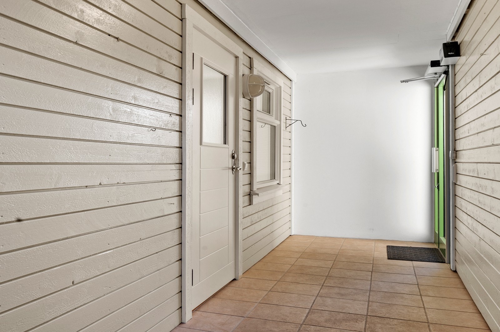 Egen skjermet gang utenfor inngangsdøren. Galleribilde