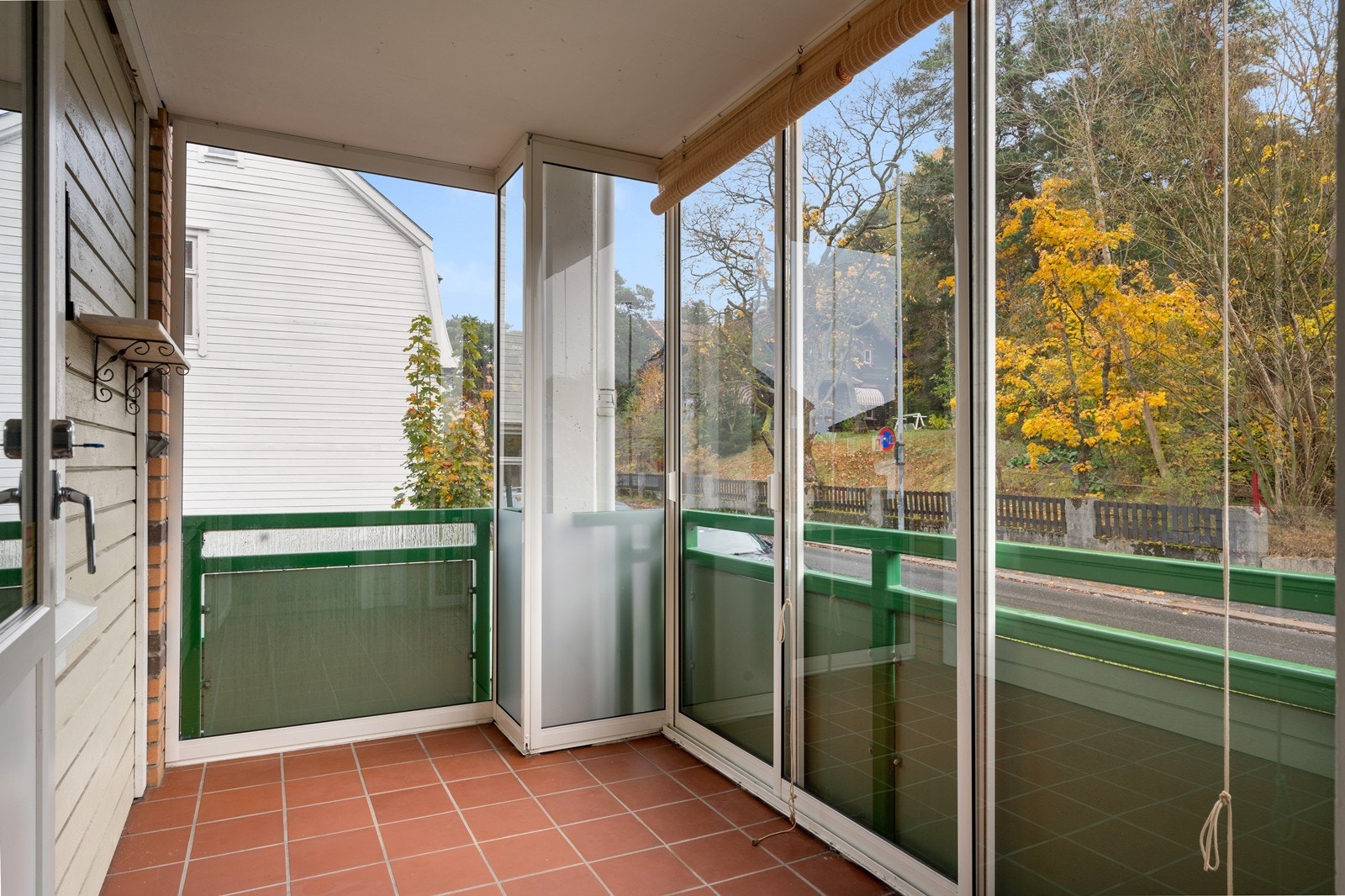 Det er utgang til den innglasset balkongen via stuen. Galleribilde