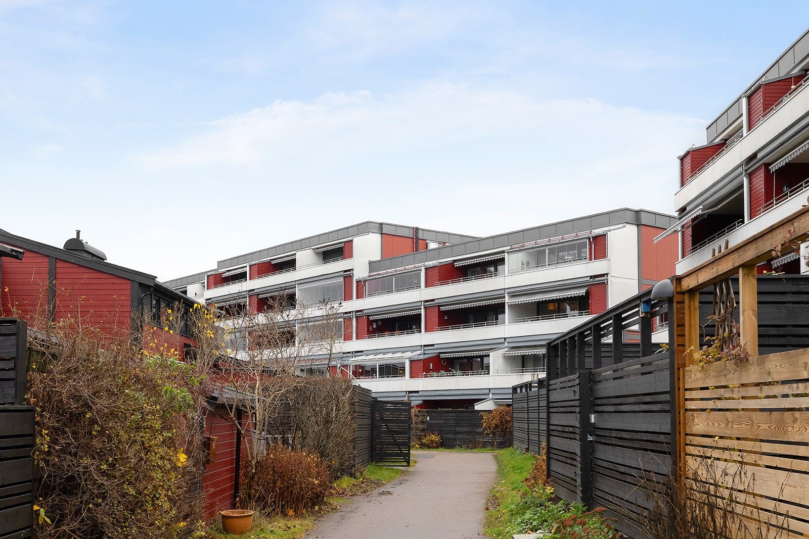 Boligen ligger i et meget attraktivt og barnevennlig boligområde på Nordseter, i bydel Nordstrand i Oslo. Borettslaget har flere attraktive lekeplasser internt på området, samt store friområder rett utenfor inngangsdøren. Galleribilde