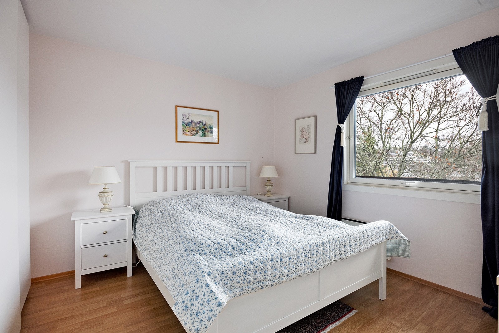 Leiligheten innehar 2 soverom. Det største soverommet innehar store garderobeskap over hele veggen med rikelig plass for oppbevaring av klær, sko etc. Galleribilde