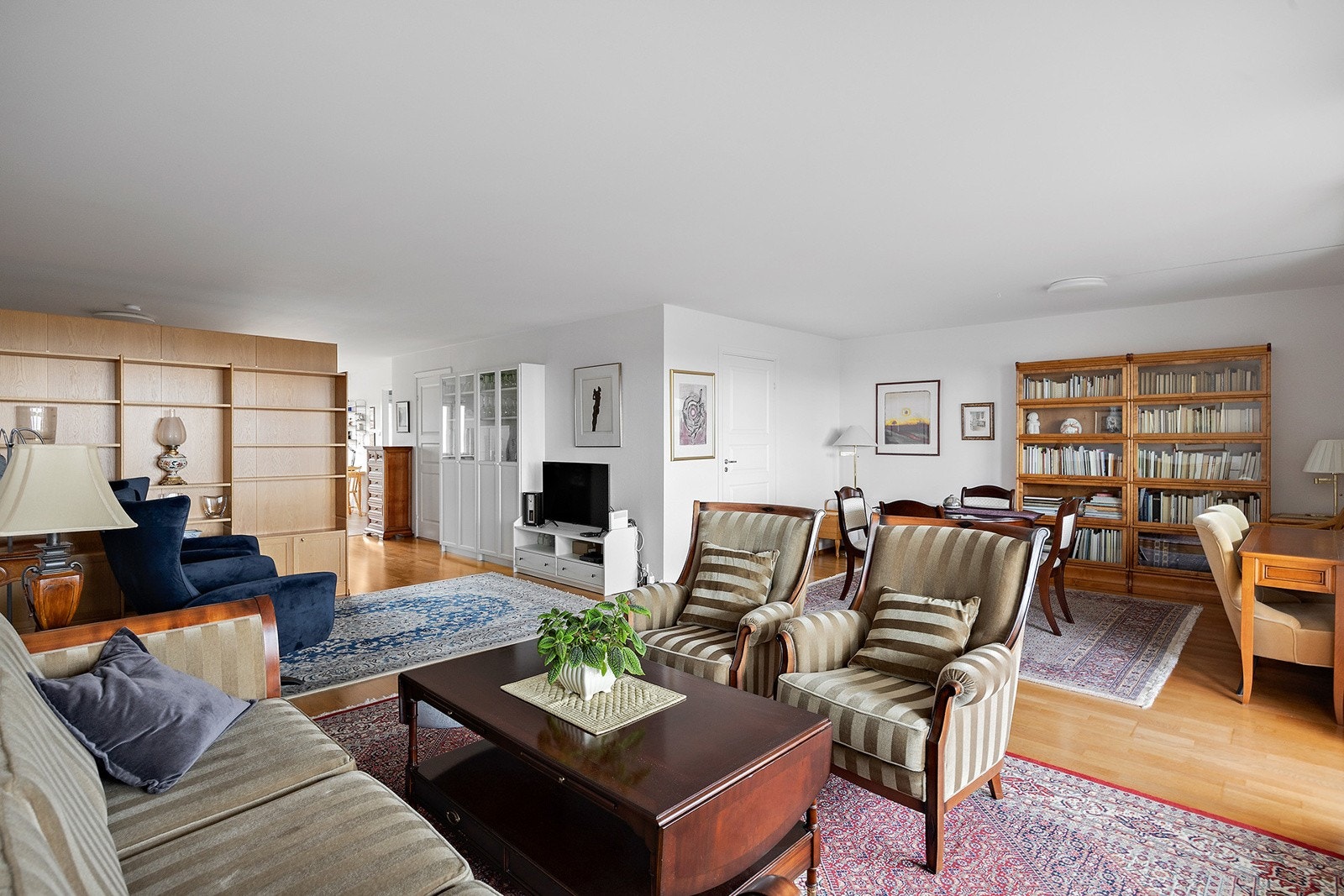 Arealet som per d.d benyttes som sofakrok var opprinnelig påtenkt som et soverom. Lettvegg inn mot soverom i stue er fjernet for å få større stue. Denne delen har god plass til stort spisebord. Galleribilde