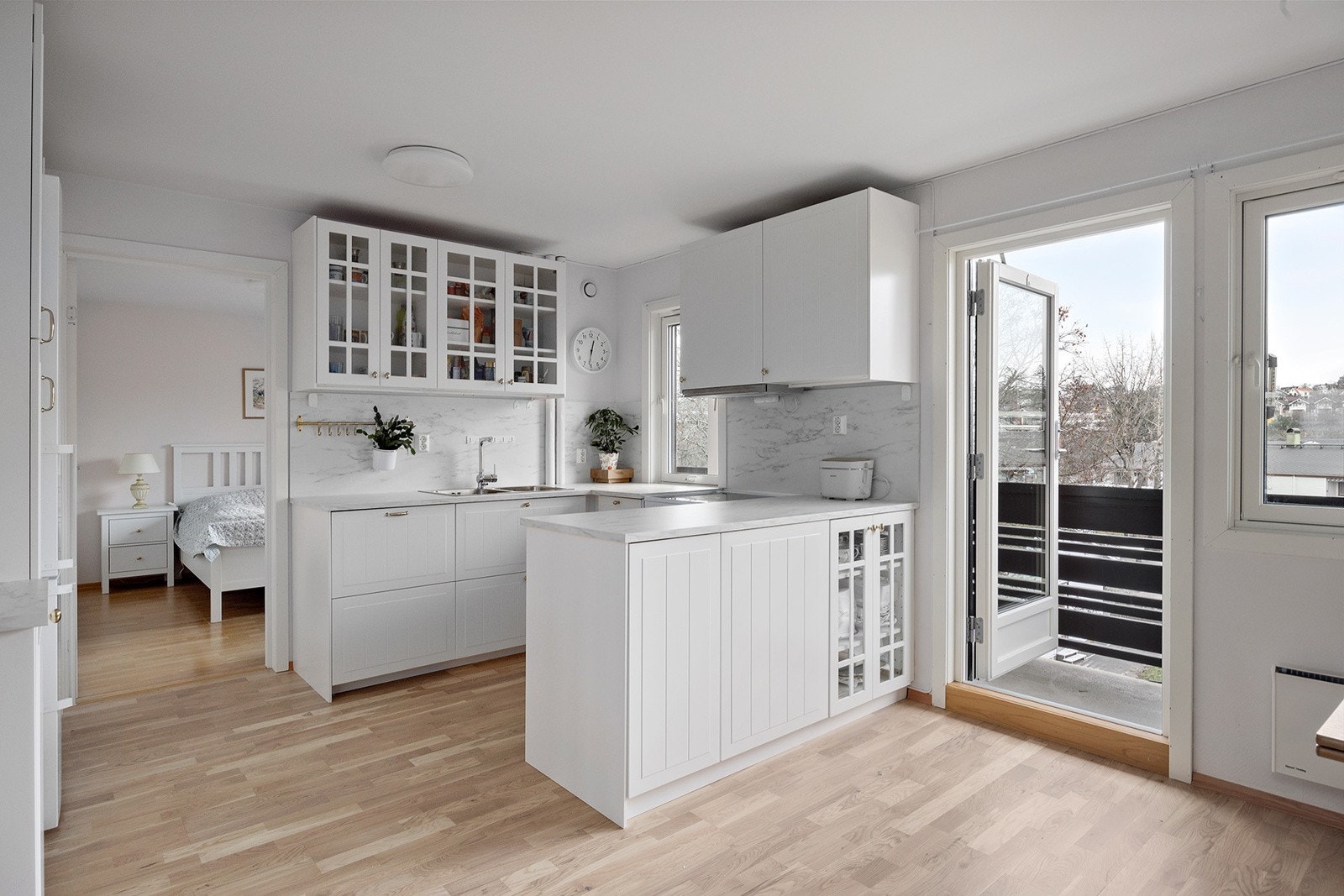 Nytt IKEA-kjøkken fra 2024. Kjøkkenet er romslig og har godt med benke og skapplass. I tillegg til god plass til spisebord. Galleribilde