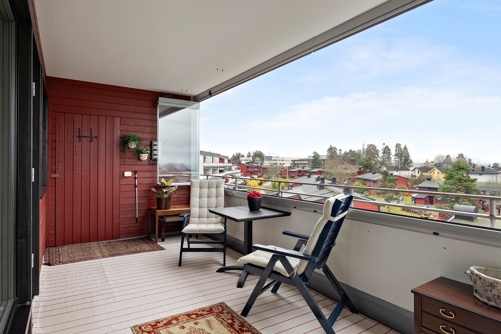 Terrassen er utstyrt med utelys og strømuttak. Tilgang til en utvendig bod på ca. 2 m². Galleribilde