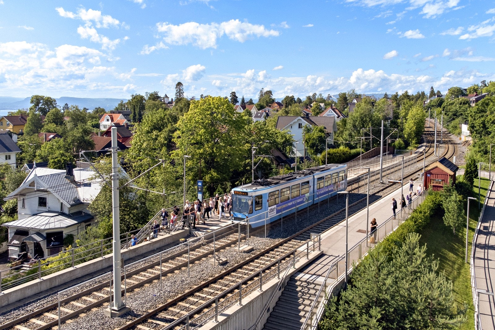 Få minutters gange til Kastellet og Bråten trikkeholdeplass med rute 13 og 19 til hhv. Bekkestua og Majorstuen, begge via Oslo sentrum. Galleribilde
