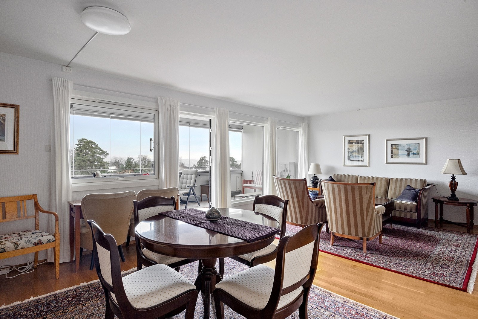 Boligens stue er romslig med utgang til solrik terrasse med sol til den går ned. Fint sted å samle både familie og venner. Galleribilde