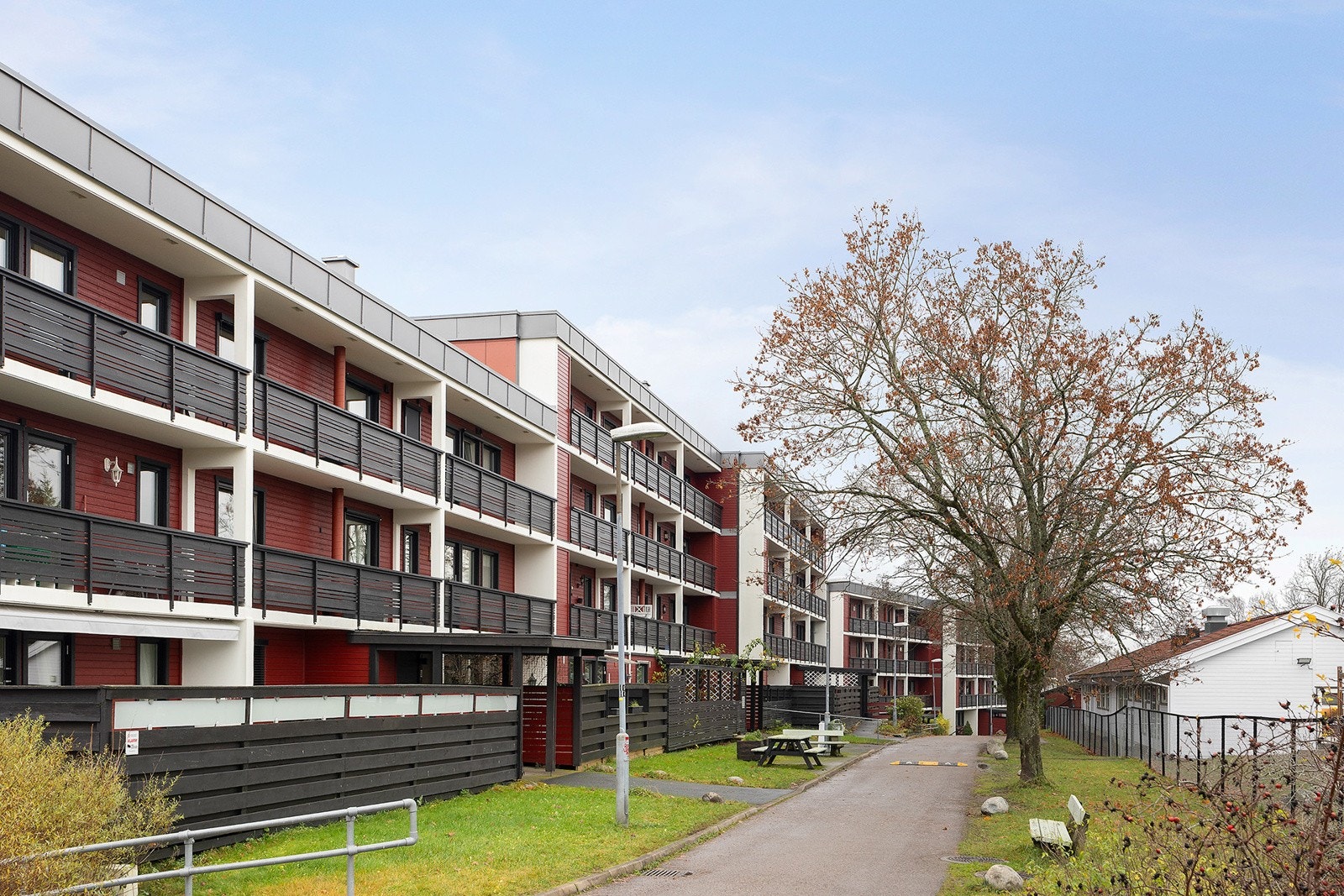 Veldrevet borettslag m/ god vedlikeholdshistorikk. Blokkene er bla. nylig rehabilitert, oppgangene er oppusset, solcellepanel er montert på taket, infrastruktur el-bilanlegg i garasje, vedlikehold grøntalegg og uteområder m.m. Galleribilde