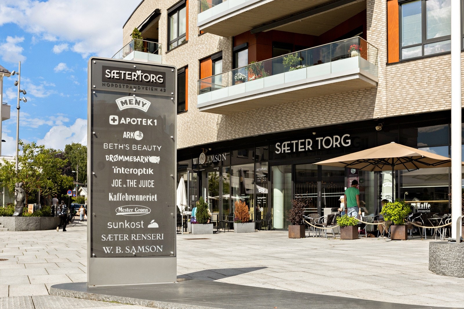 Videre er det en kort tur til Sæter Torg, hvor det blant annet finnes interiørbutikker, flere kaffesteder, samt spisestedene Egon, Wok`n roll og Burger King. Galleribilde