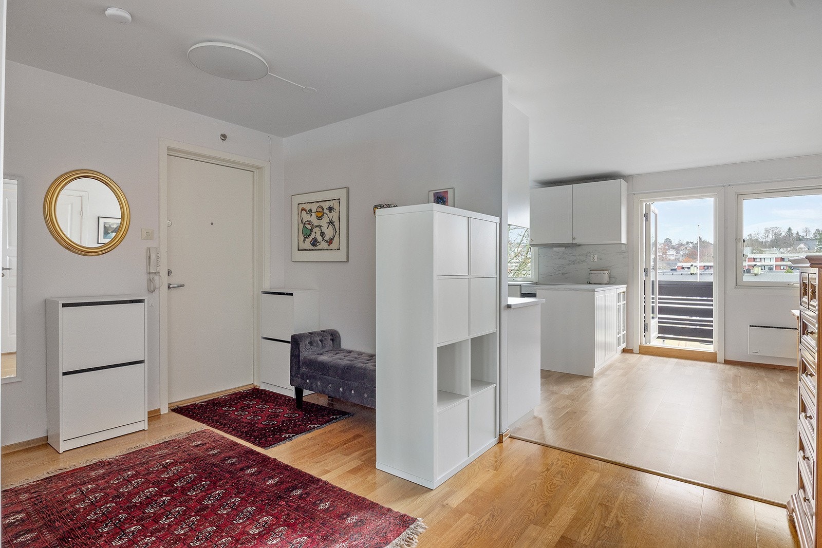 Romslig entrè med god plass til å henge fra seg yttertøy og sette fra seg sko. Galleribilde