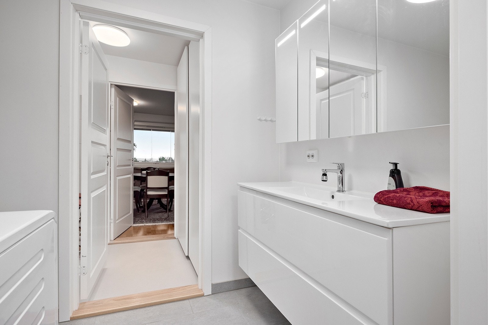 Flislagt bad med videre inngang til et praktisk omkledningsrom. Badet er romslig med nytt flislagt gulv og malte veggflater i fra 2024. Galleribilde