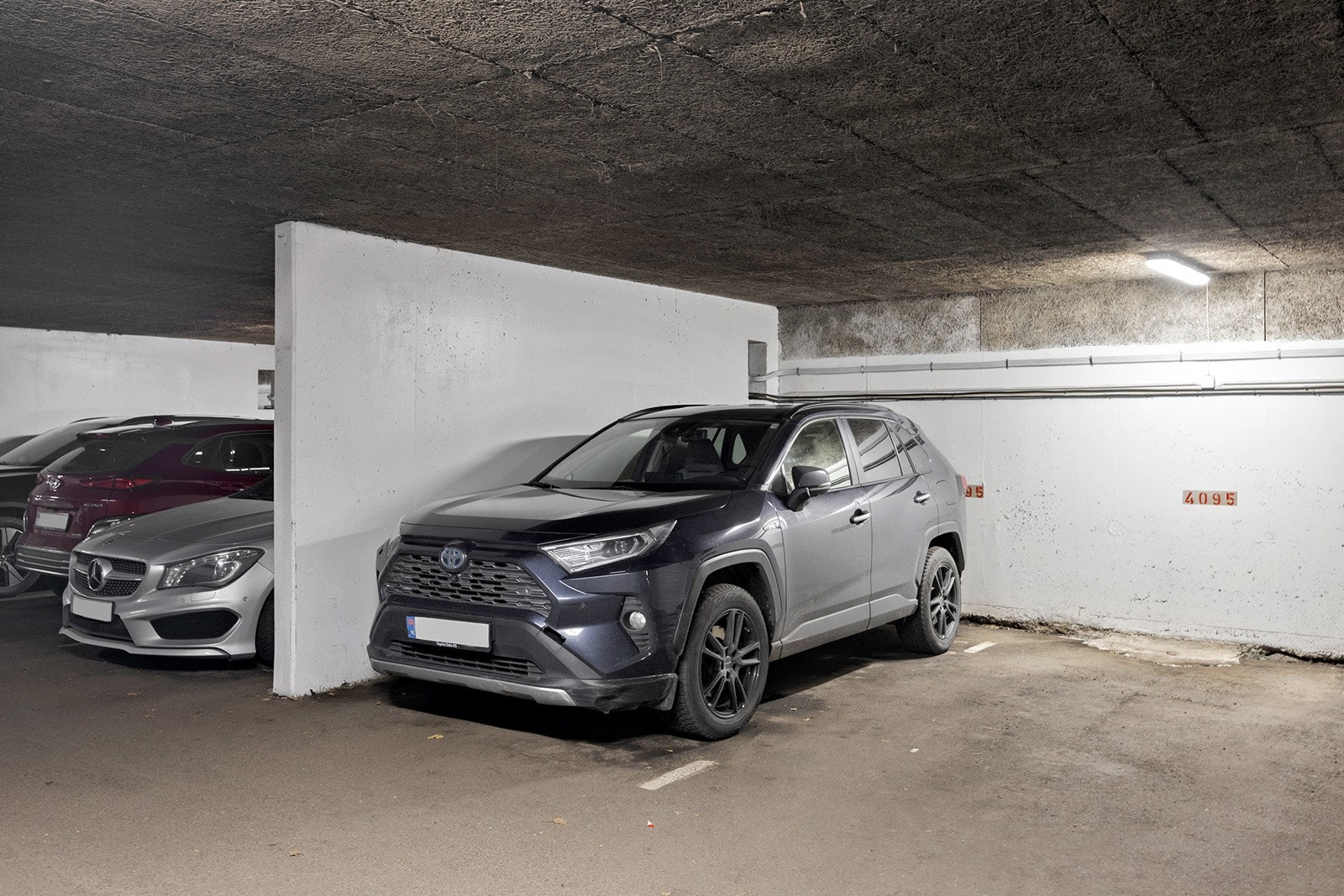 Det medfølger garasjeplass merket med nr. 3095. Praktisk adkomst til garasjeanlegget direkte fra oppgangen hvor leiligheten ligger. Galleribilde