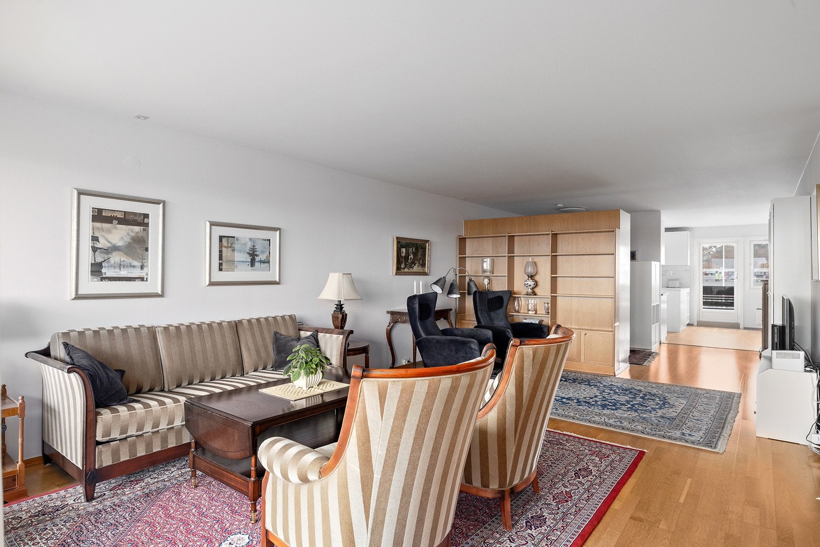 Gunstig planløsning med spisestue i tilknytning til stuen. Fine møbleringsmuligheter med god plass til sofagruppe, øvrig møblement og stor TV om ønskelig. Galleribilde