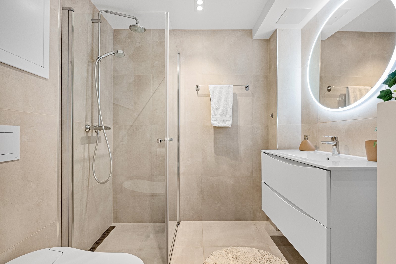 Lekkert bad i tidsriktig stil. Vegghengt "Japansk" toalett. Galleribilde