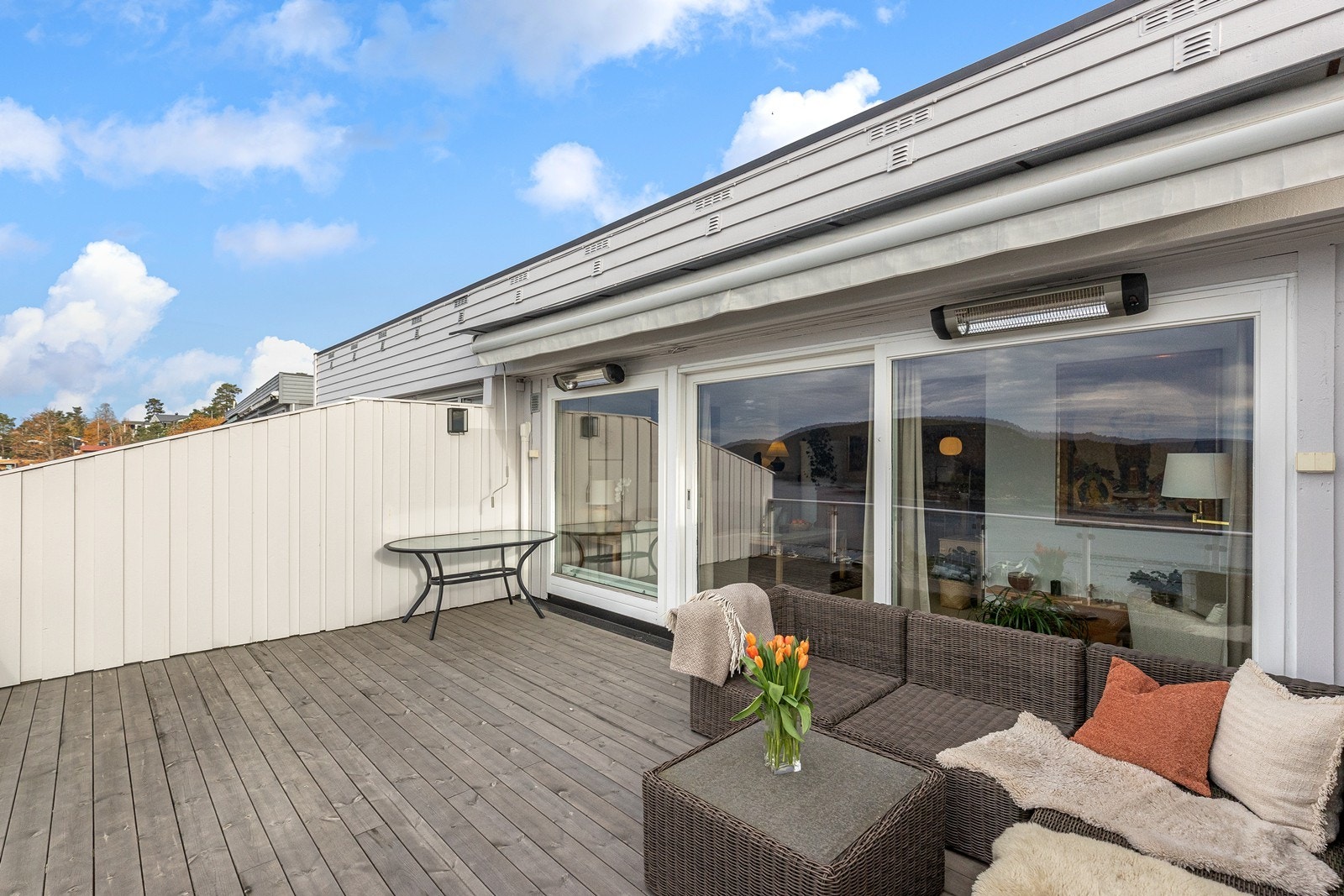 Godt med plass på terrassen til både sofa og spisebord m.m. Galleribilde