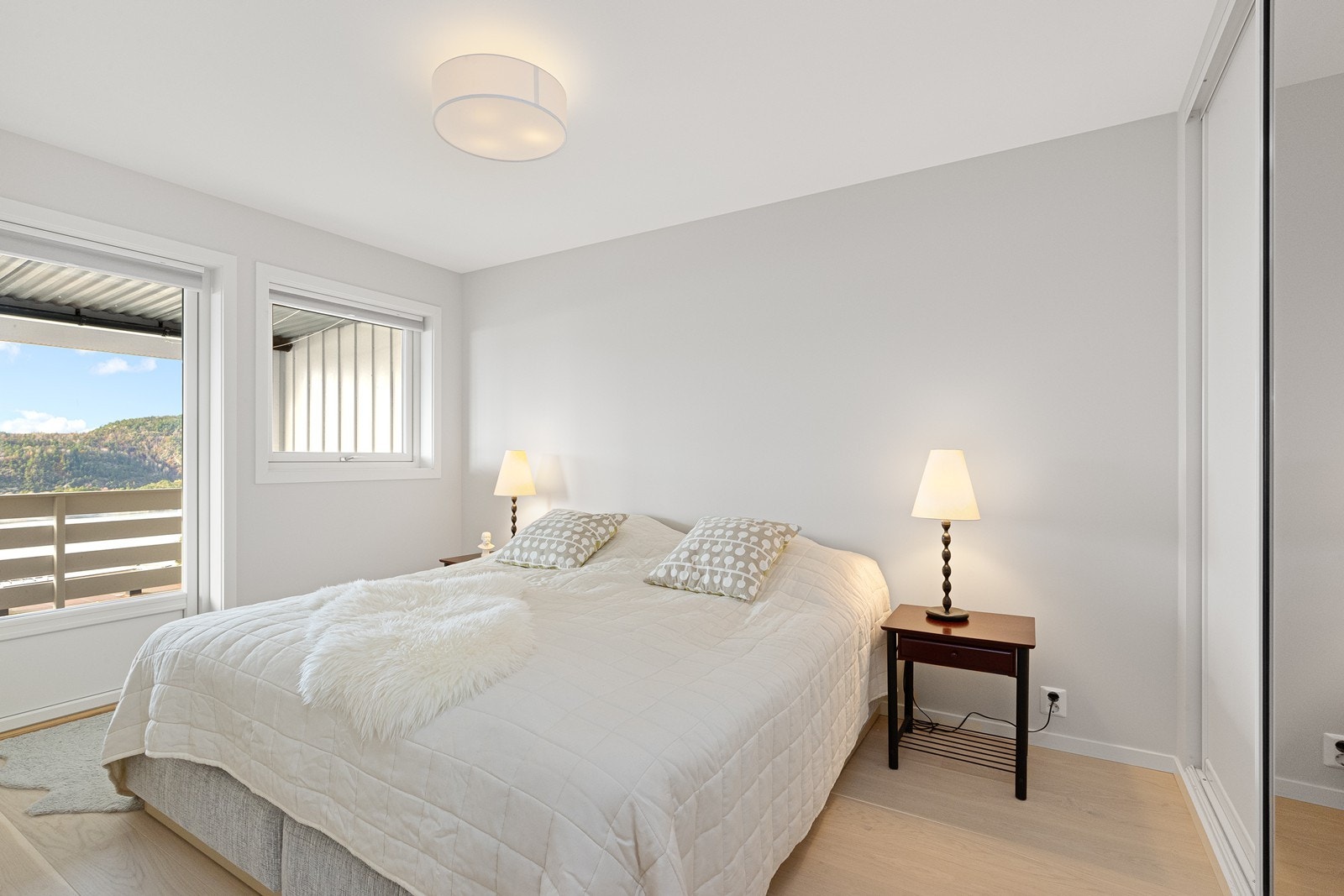 Hovedsoverom med skyvedørsgarderobe og utgang til balkong. Galleribilde