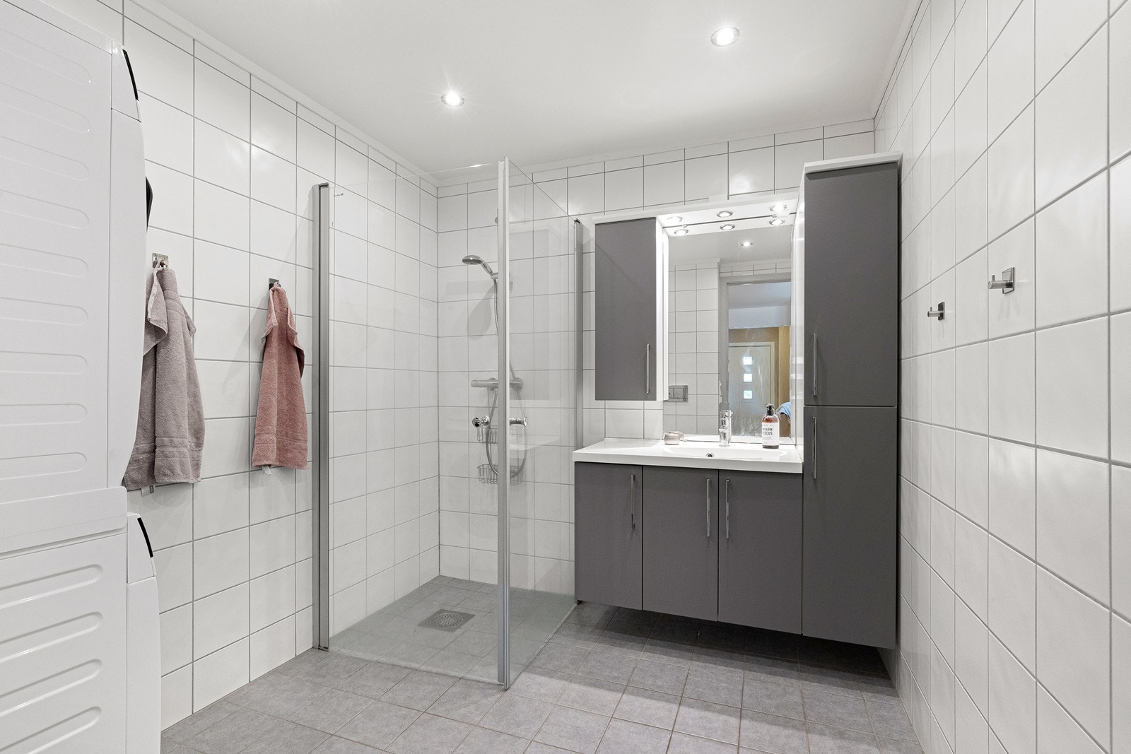 Bad/vaskerom i 1. etasje Galleribilde