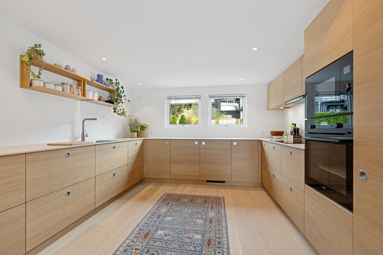 Nytt lekkert kjøkken fra Kvik med integrerte hvitevarer - Hel kjøl og fryser i benk, oppvaskmaskin, platetopp, stekeovn og micro. Galleribilde