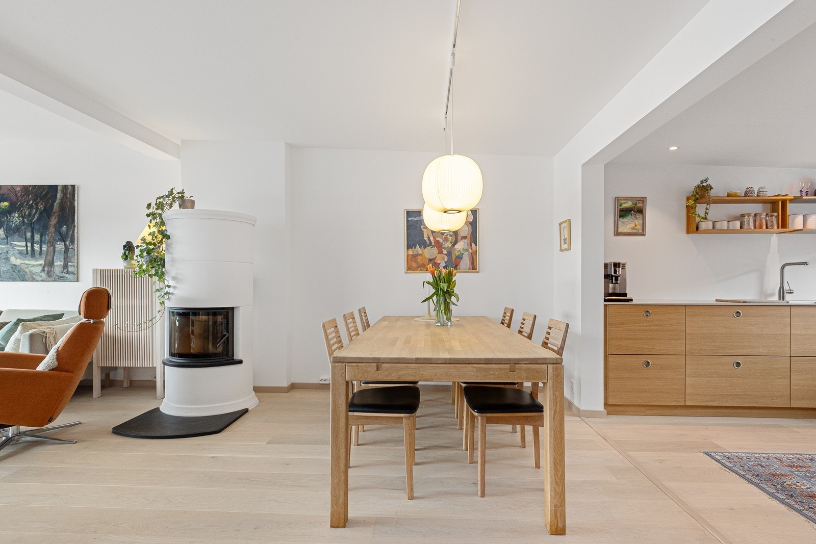 Pen peisovn deler stue og spisestue Galleribilde