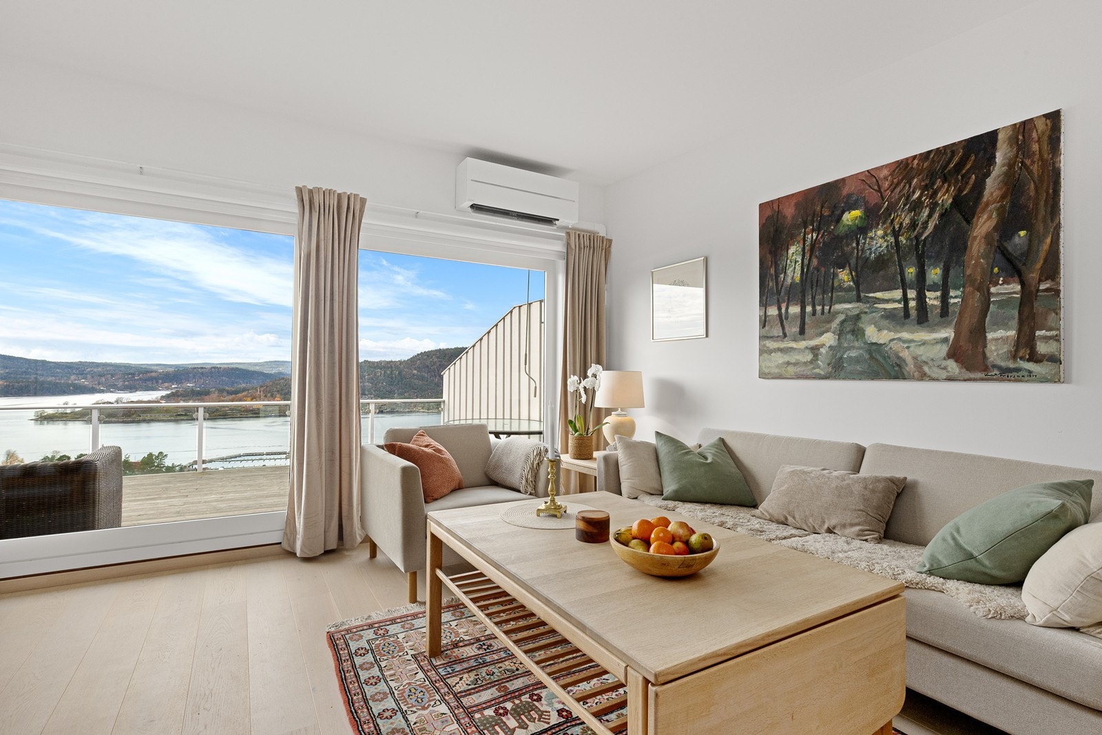 Stue med varmepumpe og store vindusflater som gir en magisk utsikt. Galleribilde