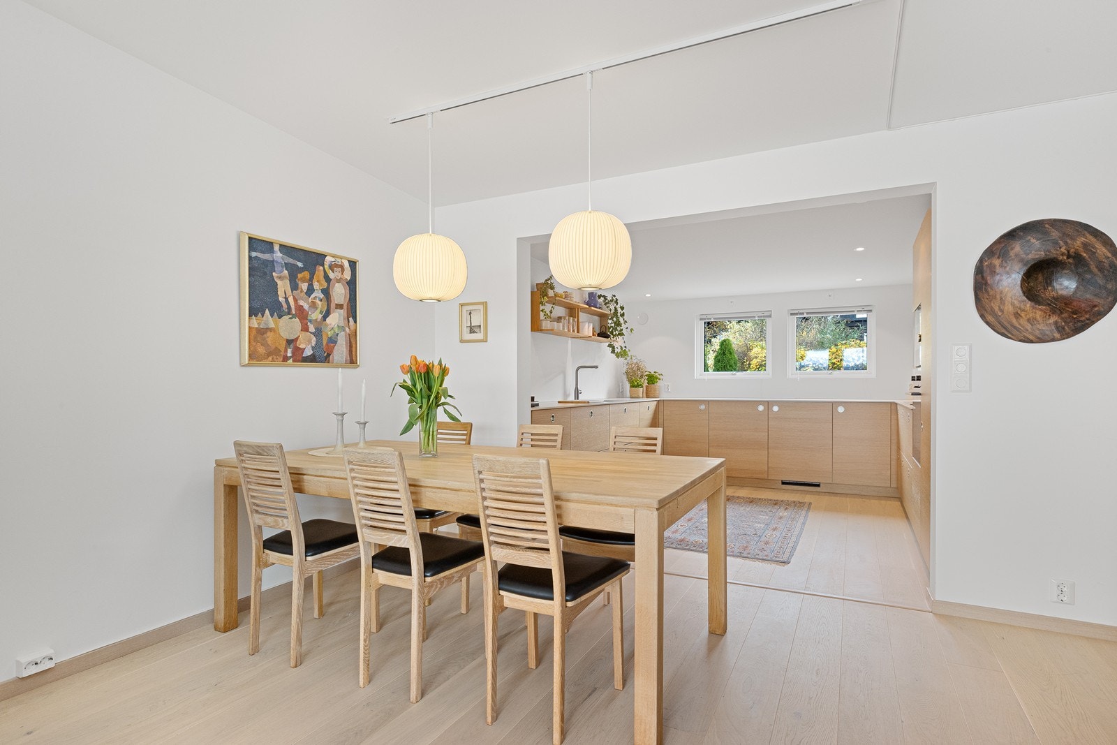 Tidsriktig og moderne med flotte detaljer - Gjennomgående og lys. Galleribilde